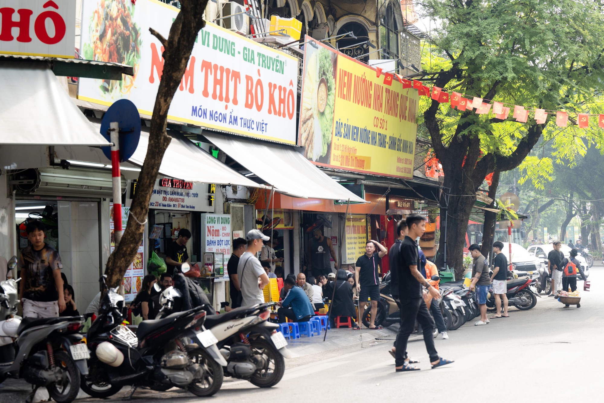 Hàng quán vỉa hè Hà Nội thế nào sau khi siết chặt trật tự?- Ảnh 12. Hàng quán vỉa hè Hà Nội thế nào sau khi siết chặt trật tự?- Ảnh 12.