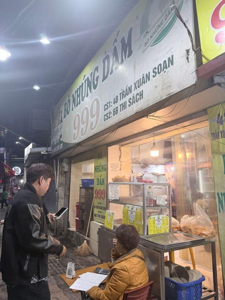 Quán bò nhúng dấm ở Hà Nội bị tố 'có dòi trong thịt bò', quản lý nói gì?- Ảnh 2.