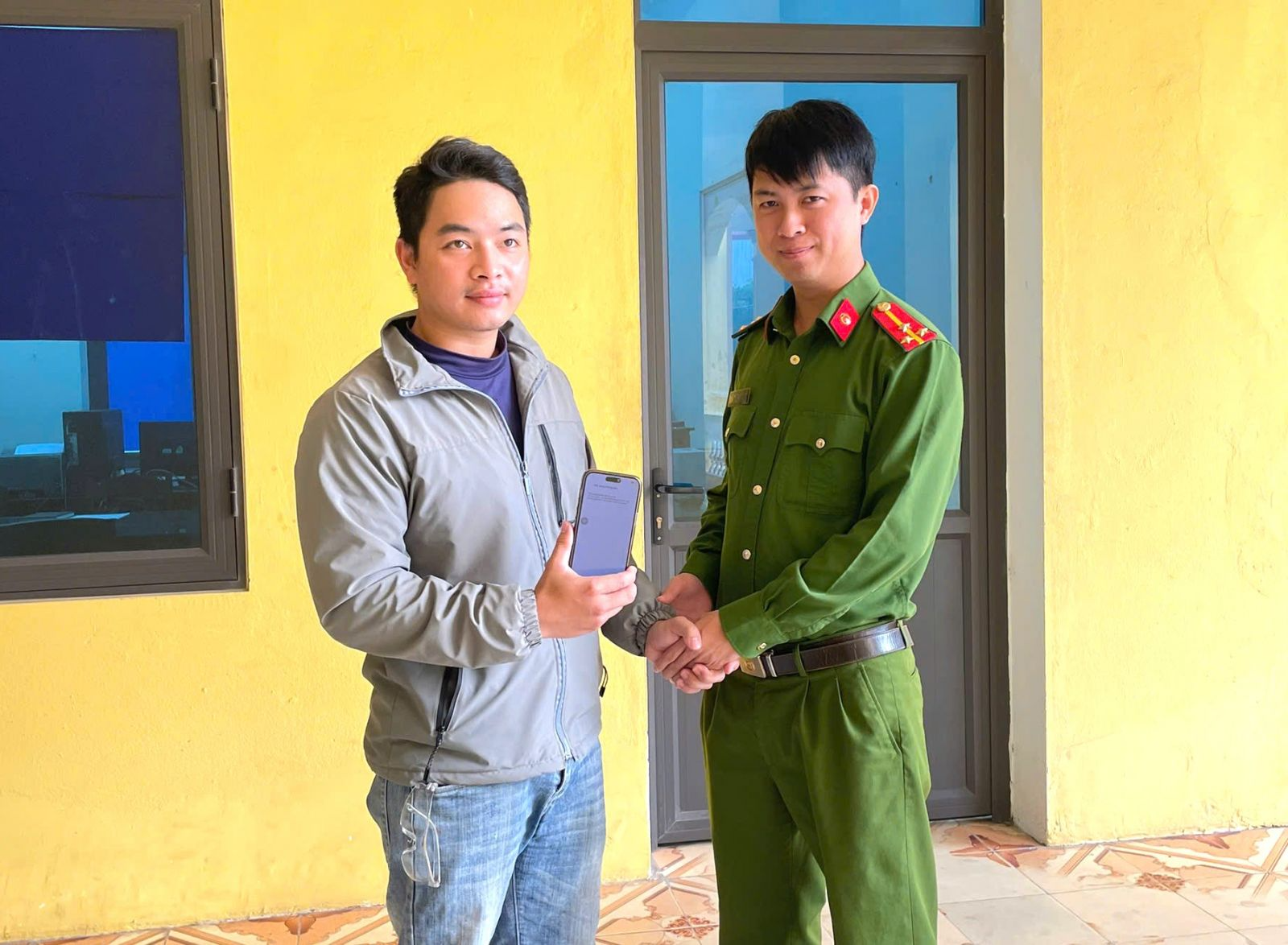 Mang 55 triệu đồng nộp vào cây ATM nhưng tiền không vào tài khoản, người đàn ông vội báo công an- Ảnh 1. Mang 55 triệu đồng nộp vào cây ATM nhưng tiền không vào tài khoản, người đàn ông vội báo công an- Ảnh 1.