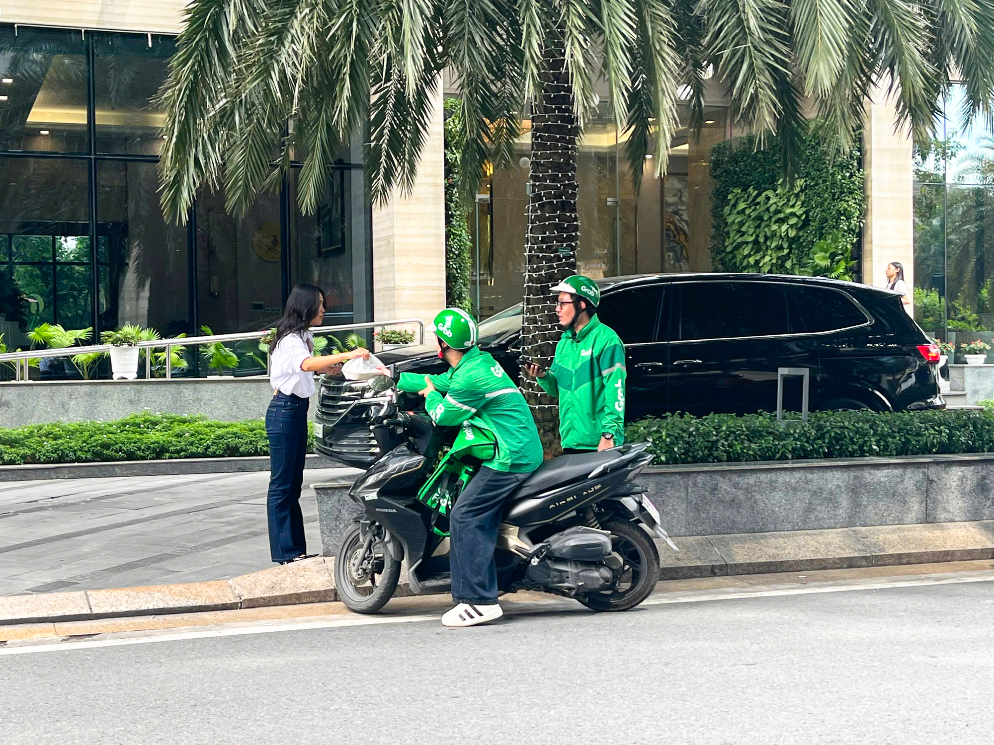 TikToker Vĩnh Thích Ăn Ngon bất ngờ “đổi nghề” làm tài xế công nghệ- Ảnh 6.