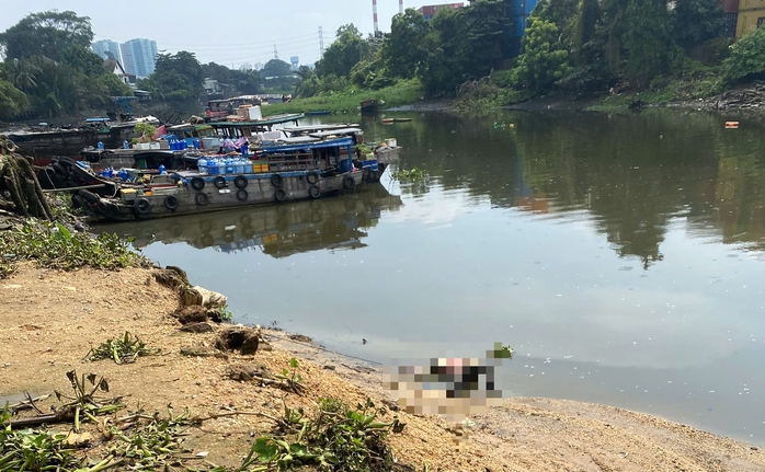 Phát hiện thi thể trôi sông Sài Gòn, bụng xăm 2 con thằn lằn- Ảnh 1.
