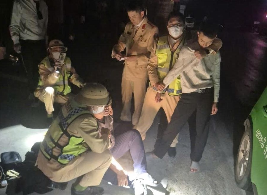 Bí mật trong xe taxi chở 3 người đàn ông đi tìm “của lạ” trong đêm- Ảnh 1. Bí mật trong xe taxi chở 3 người đàn ông đi tìm “của lạ” trong đêm- Ảnh 1.