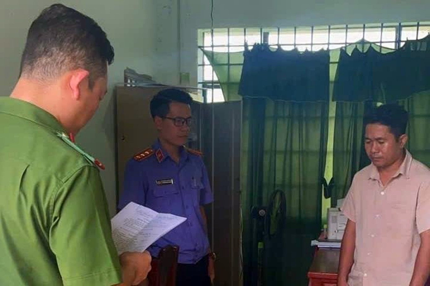 Bắt cán bộ chiếm đoạt 500 triệu đồng tiền cứu trợ lũ lụt- Ảnh 1.