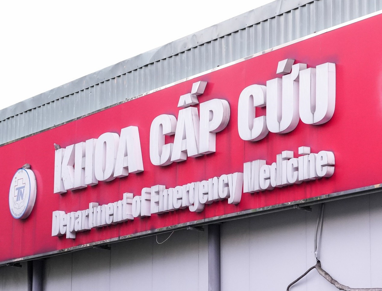 Bồn cầu vỡ cắt toạc lưng bé gái, cảnh báo ẩn họa trong nhà vệ sinh- Ảnh 1.