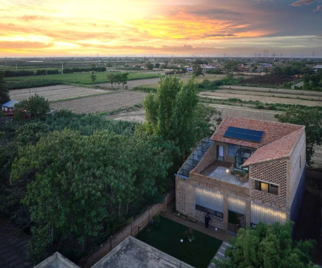 Nữ tiến sĩ chi gần 1,5 tỷ đồng xây “nhà xanh” 270m2 để cha dưỡng già: Tự phát điện, tự lọc nước, cả năm không tốn tiền điện- Ảnh 1.