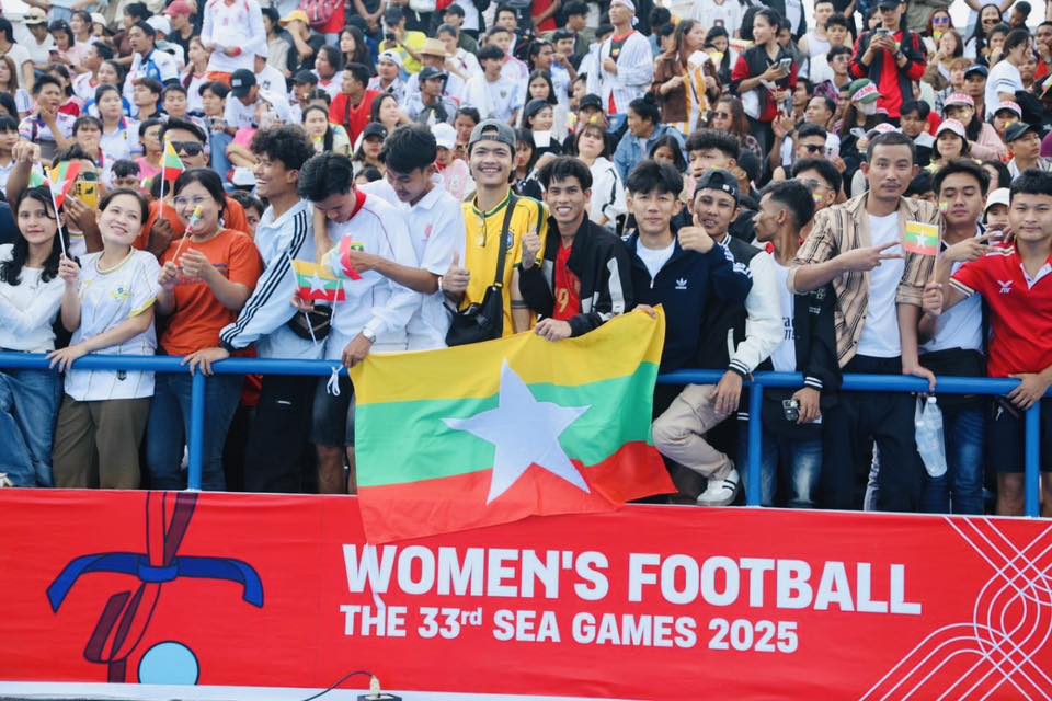 Dở khóc dở cười SEA Games 33: BTC Thái Lan báo sai địa điểm, CĐV Myanmar đến nhầm sân của Việt Nam- Ảnh 1. Dở khóc dở cười SEA Games 33: BTC Thái Lan báo sai địa điểm, CĐV Myanmar đến nhầm sân của Việt Nam- Ảnh 1.