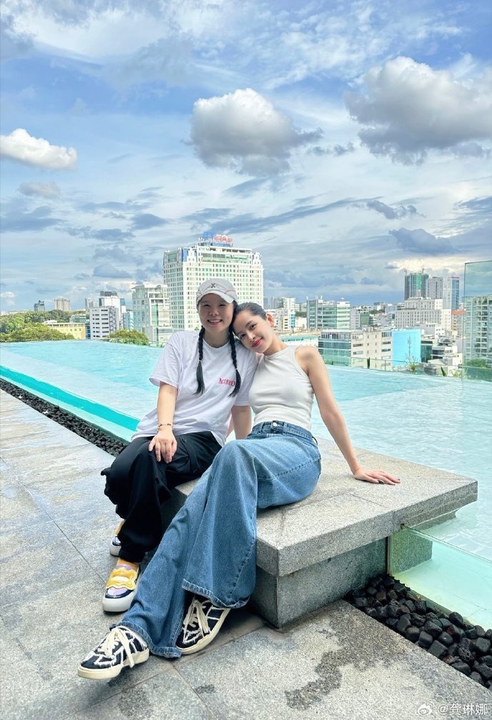 Chị em thân thiết của Chi Pu bị chồng nhạc sĩ 