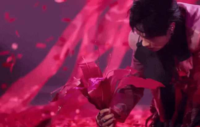 Sân khấu solo của em trai Quang Hùng MasterD: Một chữ "sến"!- Ảnh 4.