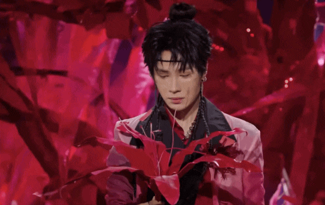 Sân khấu solo của em trai Quang Hùng MasterD: Một chữ "sến"!- Ảnh 5.