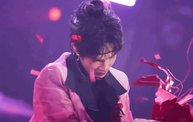 Sân khấu solo của em trai Quang Hùng MasterD: Một chữ "sến"!- Ảnh 3.