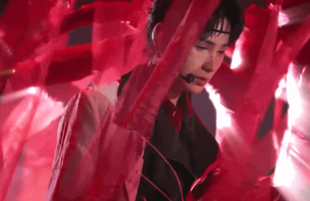 Sân khấu solo của em trai Quang Hùng MasterD: Một chữ "sến"!- Ảnh 1.