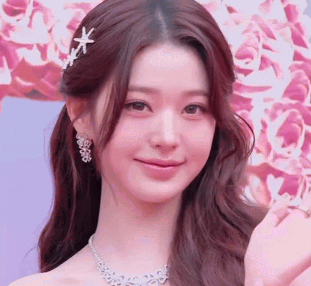 “Công chúa giá đáo” quét sạch thảm đỏ vì quá đẹp, bao nhiêu mỹ từ cũng không tả hết nhan sắc này- Ảnh 4. “Công chúa giá đáo” quét sạch thảm đỏ vì quá đẹp, bao nhiêu mỹ từ cũng không tả hết nhan sắc này- Ảnh 4.