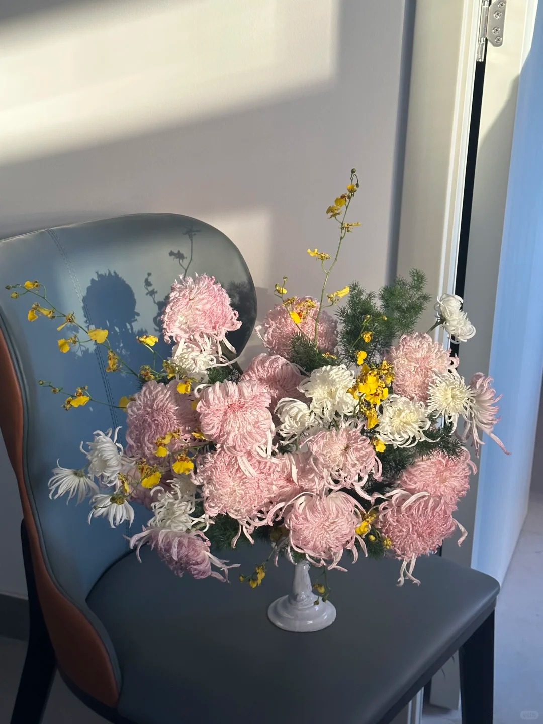 Mê mẩn loài cúc lạ "Sư Tử Phấn Bạch": Nhìn tưởng lông vũ, sờ mịn như tơ, bí kíp chăm trong chung cư kín gió vẫn nở bung rực rỡ- Ảnh 31.