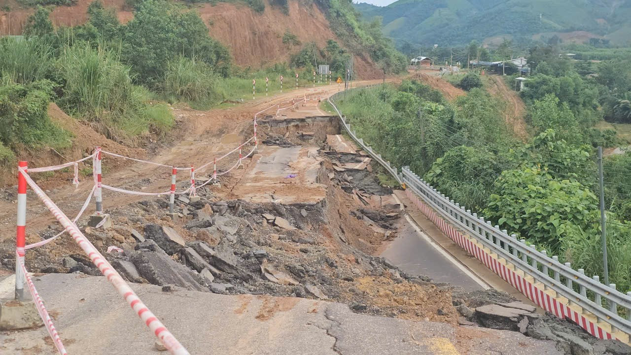 8 tuyến đường sạt lở nặng, Khánh Hòa công bố tình huống khẩn cấp- Ảnh 1.