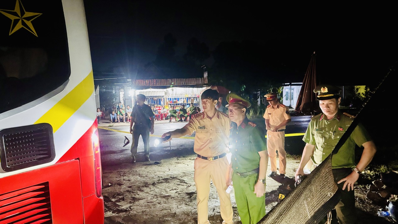 Tai nạn kinh hoàng, xe giường nằm leo lề trái tông chết 2 người đang ngồi uống nước- Ảnh 1.