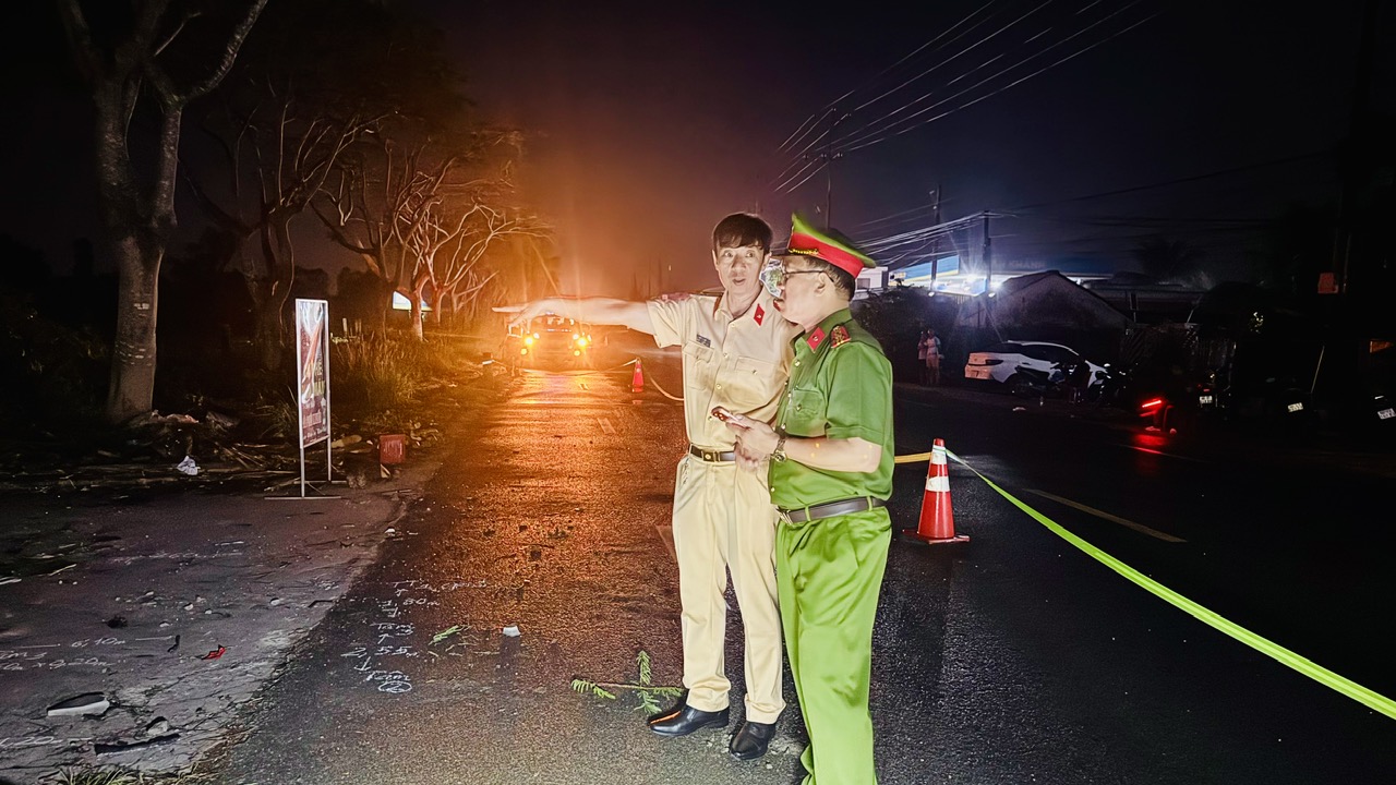 Tai nạn kinh hoàng, xe giường nằm leo lề trái tông chết 2 người đang ngồi uống nước- Ảnh 2.