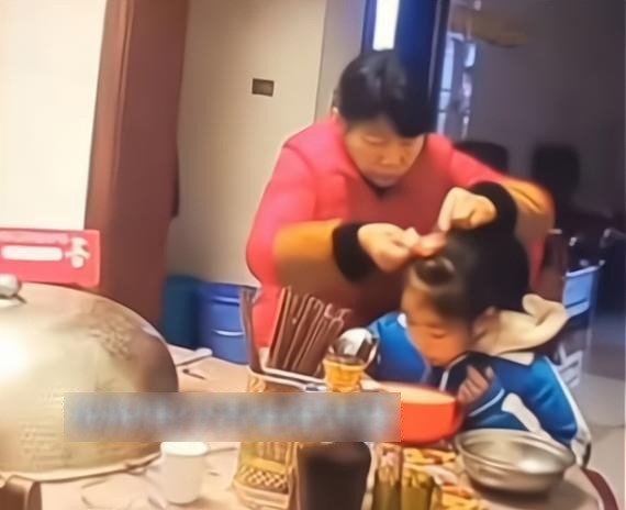 Đi làm xa, mẹ mở camera ra ngắm con rồi bật khóc khi chứng kiến hành động bố mẹ chồng làm với con mình- Ảnh 1.