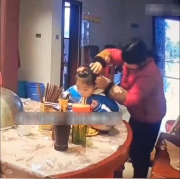 Đi làm xa, mẹ mở camera ra ngắm con rồi bật khóc khi chứng kiến hành động bố mẹ chồng làm với con mình- Ảnh 2.