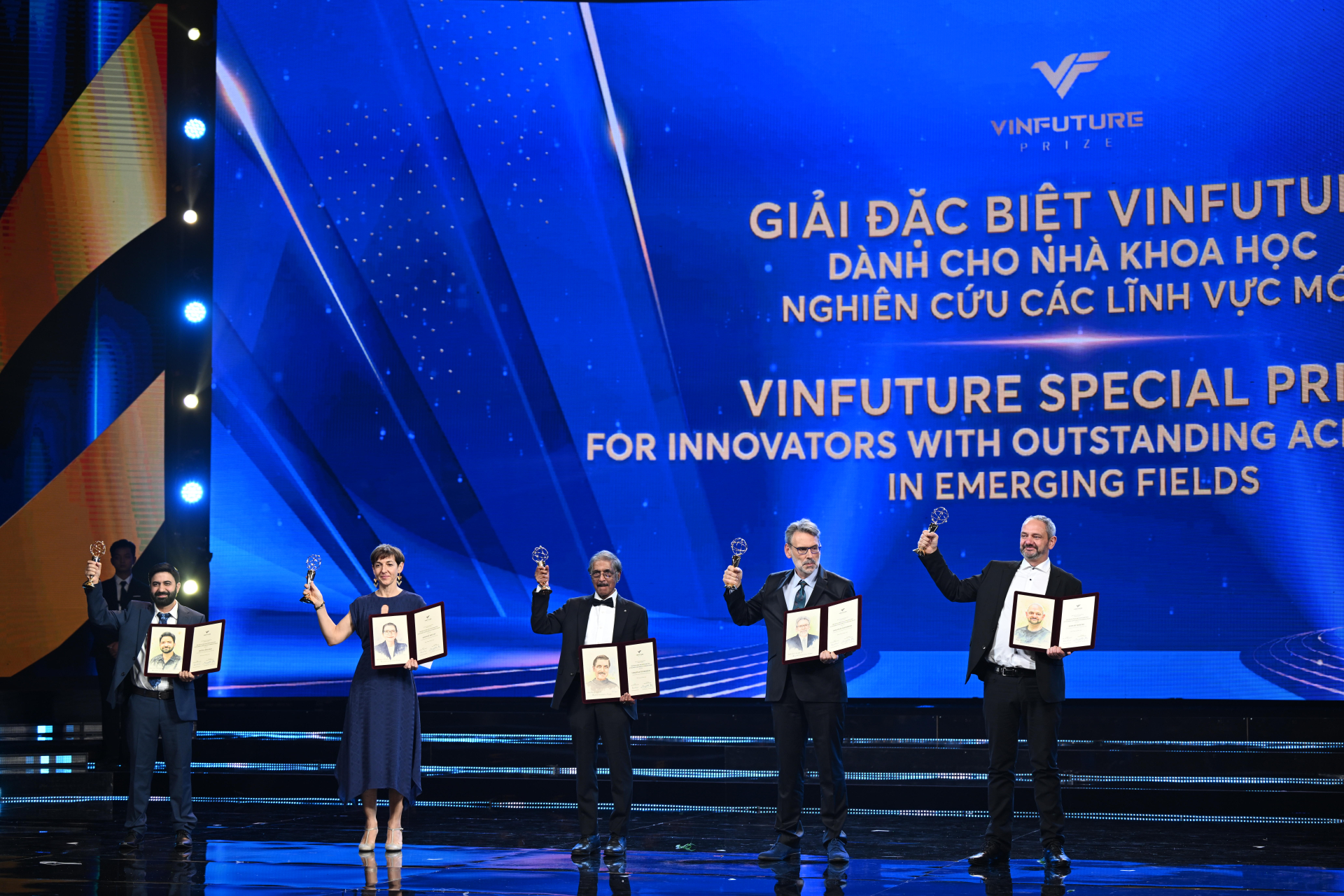 Các nữ bác học đẹp và ngầu như thế này đấy!- Ảnh 4.