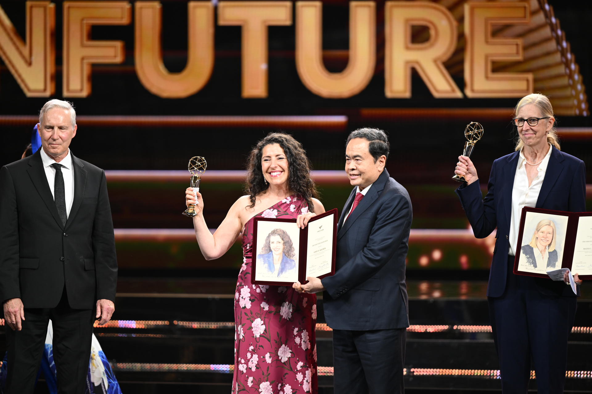 Các nữ bác học đẹp và ngầu như thế này đấy!- Ảnh 1.