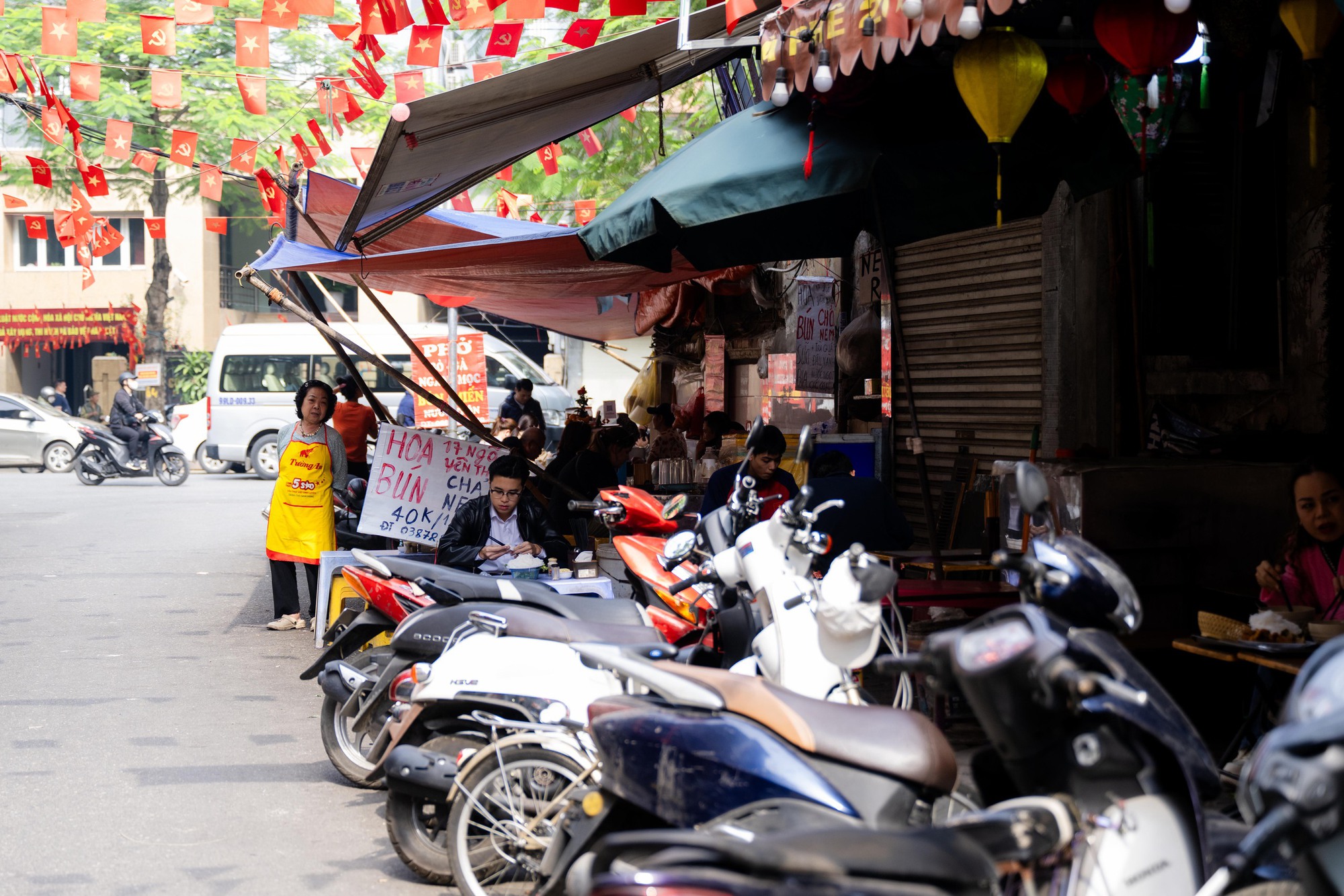 Hàng quán vỉa hè Hà Nội thế nào sau khi siết chặt trật tự?- Ảnh 20. Hàng quán vỉa hè Hà Nội thế nào sau khi siết chặt trật tự?- Ảnh 20.