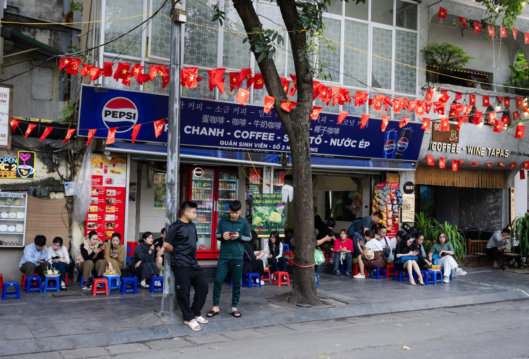 Hàng quán vỉa hè Hà Nội thế nào sau khi siết chặt trật tự?- Ảnh 1. Hàng quán vỉa hè Hà Nội thế nào sau khi siết chặt trật tự?- Ảnh 1.