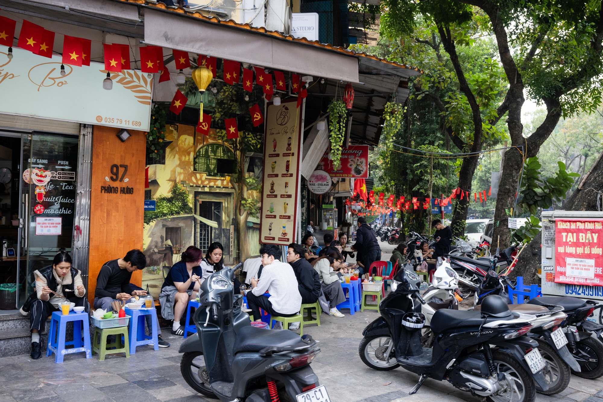 Hàng quán vỉa hè Hà Nội thế nào sau khi siết chặt trật tự?- Ảnh 16. Hàng quán vỉa hè Hà Nội thế nào sau khi siết chặt trật tự?- Ảnh 16.