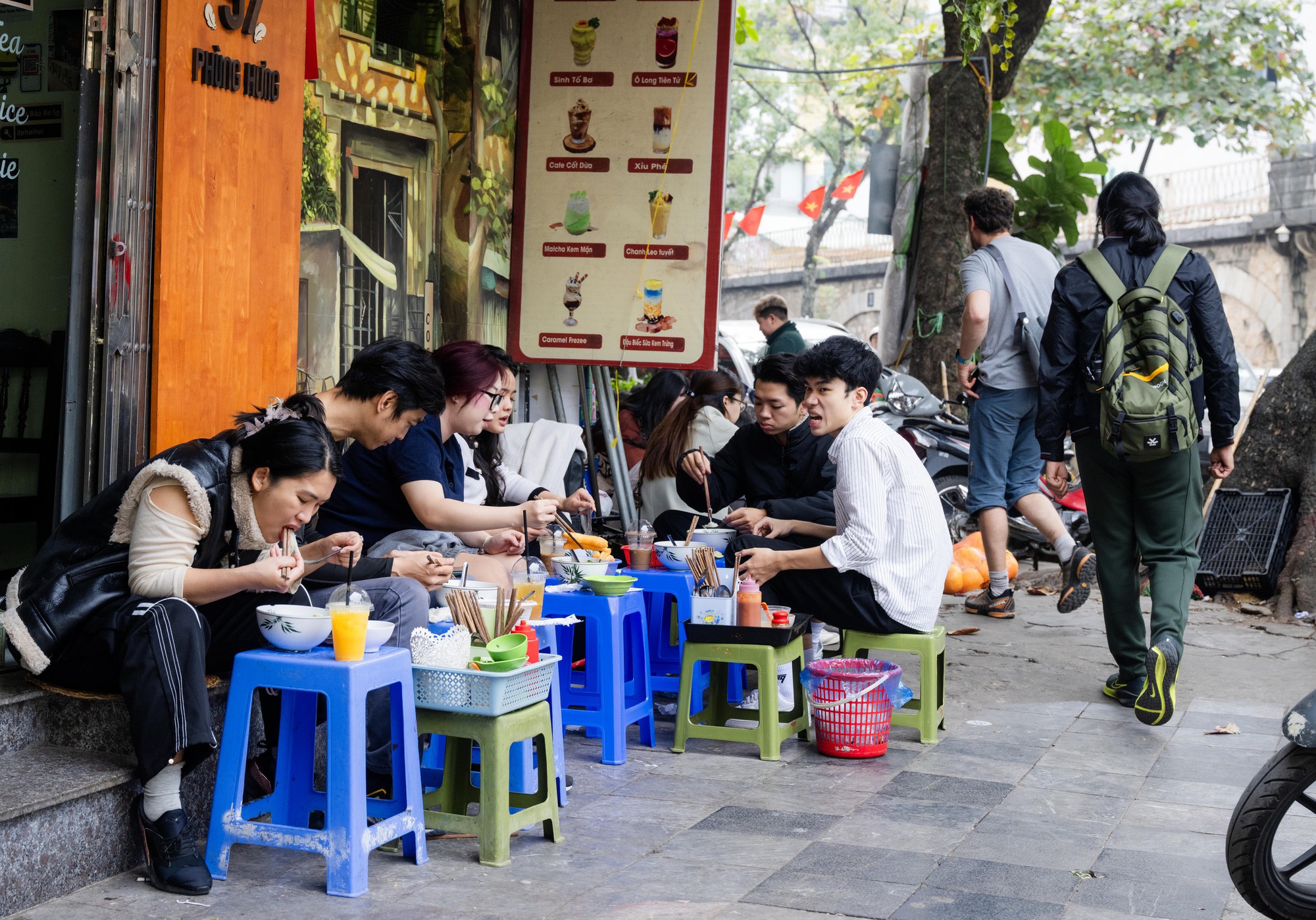 Hàng quán vỉa hè Hà Nội thế nào sau khi siết chặt trật tự?- Ảnh 17. Hàng quán vỉa hè Hà Nội thế nào sau khi siết chặt trật tự?- Ảnh 17.