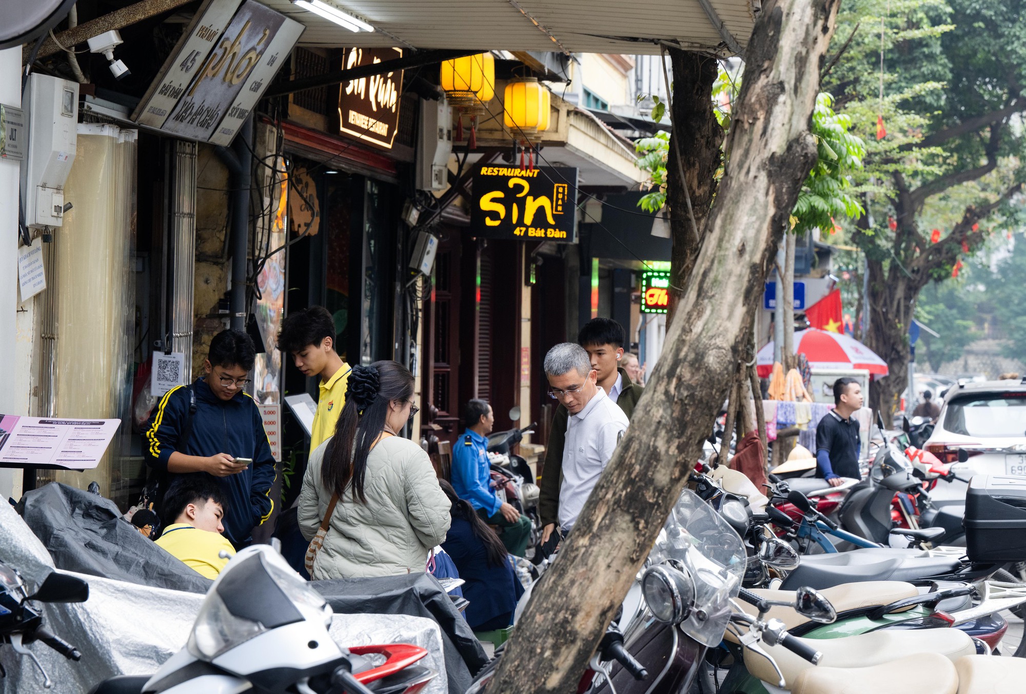 Hàng quán vỉa hè Hà Nội thế nào sau khi siết chặt trật tự?- Ảnh 15. Hàng quán vỉa hè Hà Nội thế nào sau khi siết chặt trật tự?- Ảnh 15.