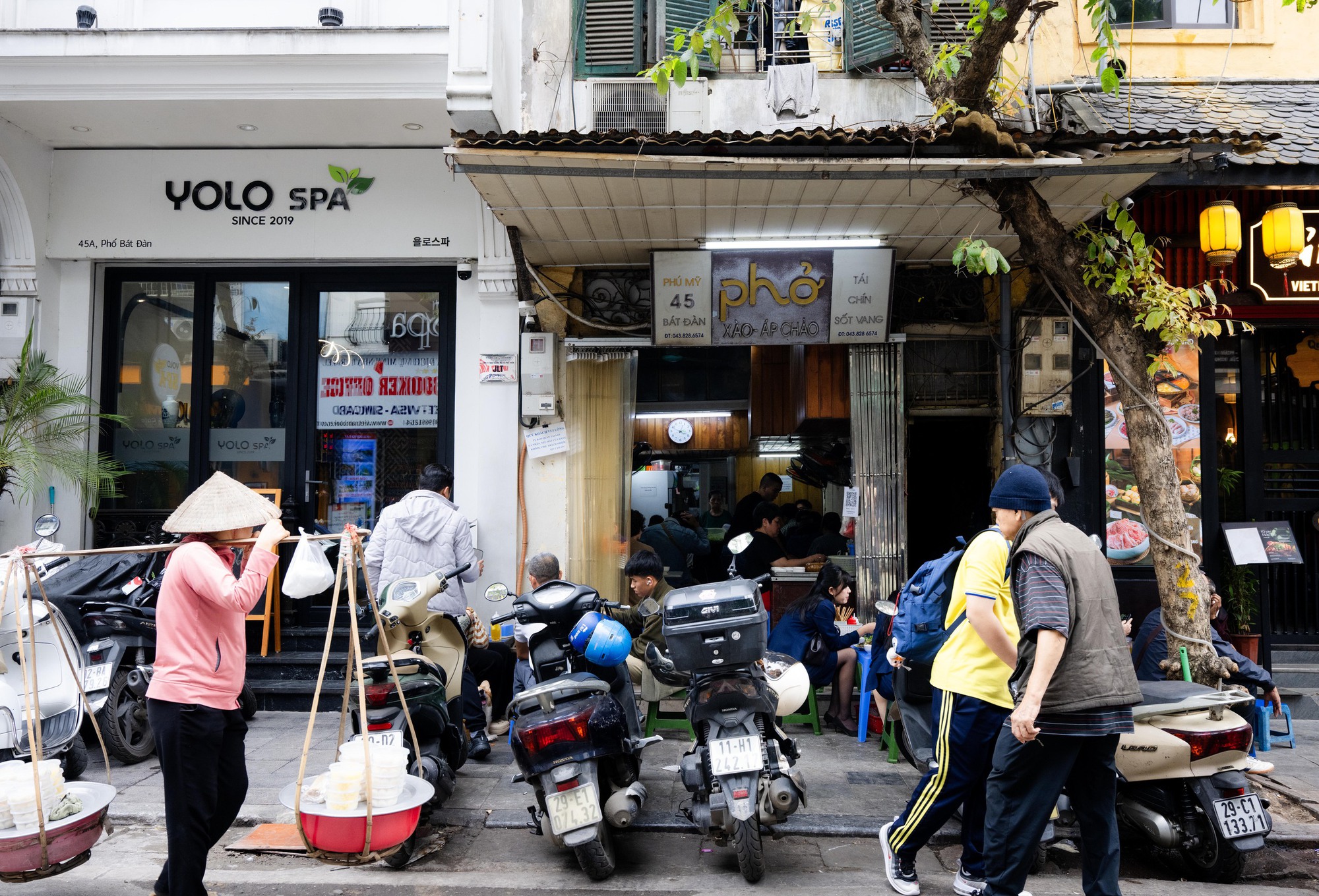 Hàng quán vỉa hè Hà Nội thế nào sau khi siết chặt trật tự?- Ảnh 13. Hàng quán vỉa hè Hà Nội thế nào sau khi siết chặt trật tự?- Ảnh 13.