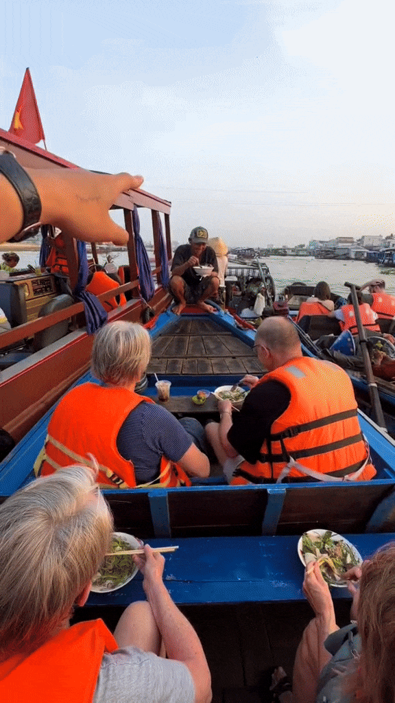 Khách Tây khoe Khách Tây khoe