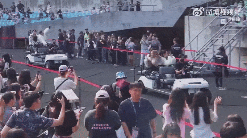 Thảm đỏ hot nhất hôm nay bị chê xập xệ giống show hội chợ, nghệ sĩ được đưa đón như… đi sở thú?- Ảnh 2.