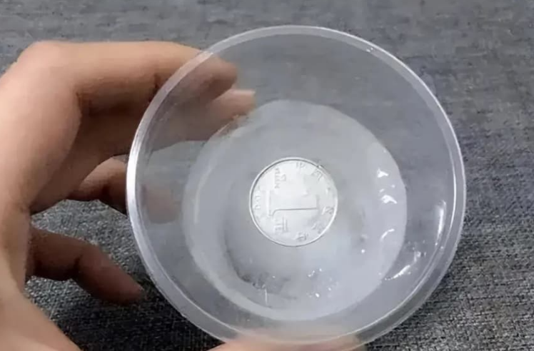 Người thông minh bỏ 1 đồng xu vào tủ lạnh trước khi vắng nhà dài ngày: Lý do nghe xong ai cũng phải gật gù đồng ý- Ảnh 1. Người thông minh bỏ 1 đồng xu vào tủ lạnh trước khi vắng nhà dài ngày: Lý do nghe xong ai cũng phải gật gù đồng ý- Ảnh 1.