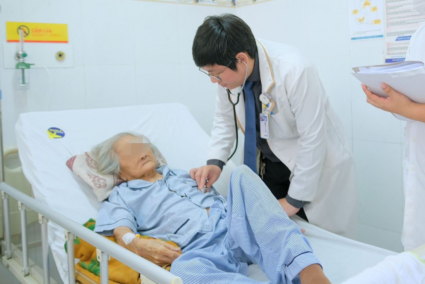 Cụ bà bị nhồi máu cơ tim cấp sau khi tiêm tại nhà- Ảnh 2.