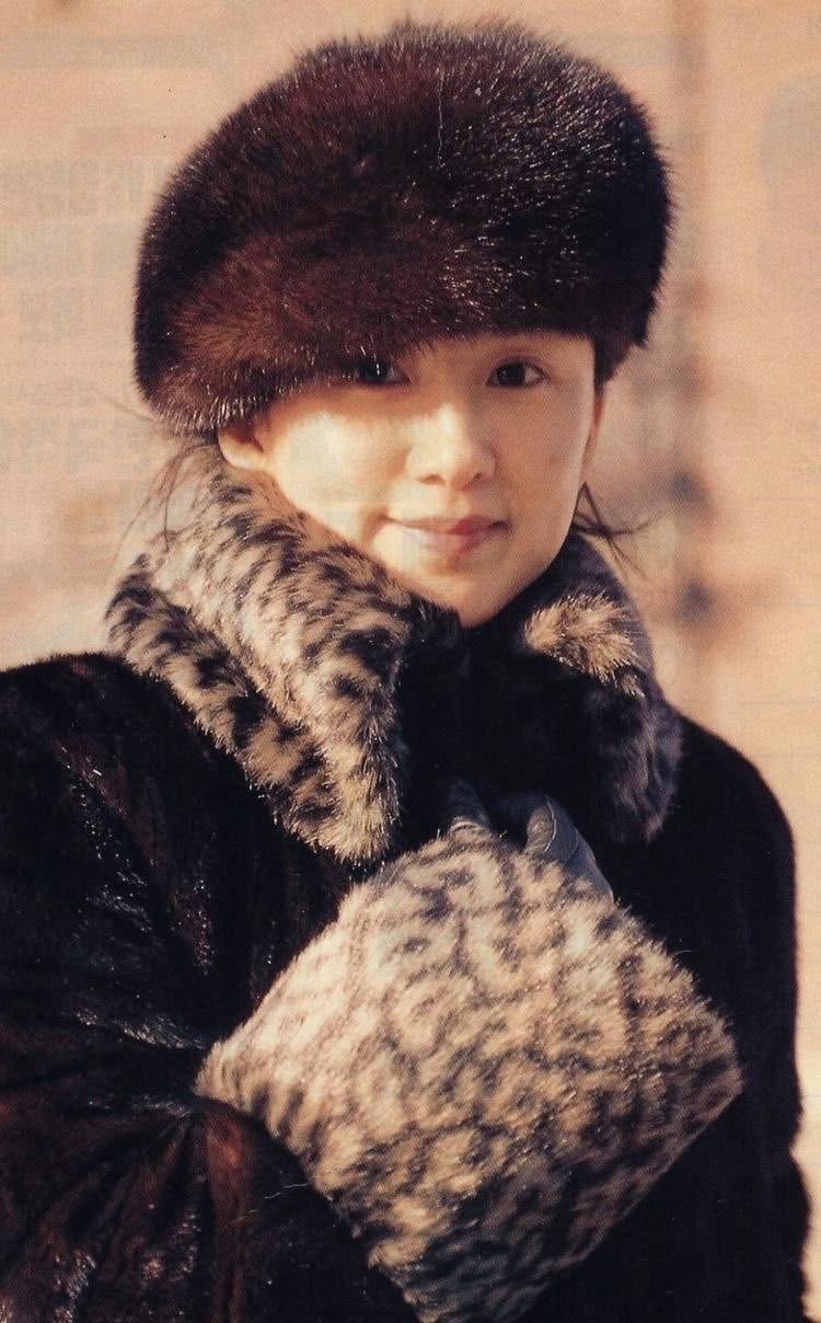 Mỹ nhân đổi đời nhờ 19 tuổi mà nhìn như U60: Càng đóng phim càng trẻ, body bén đứt tay- Ảnh 3. Mỹ nhân đổi đời nhờ 19 tuổi mà nhìn như U60: Càng đóng phim càng trẻ, body bén đứt tay- Ảnh 3.