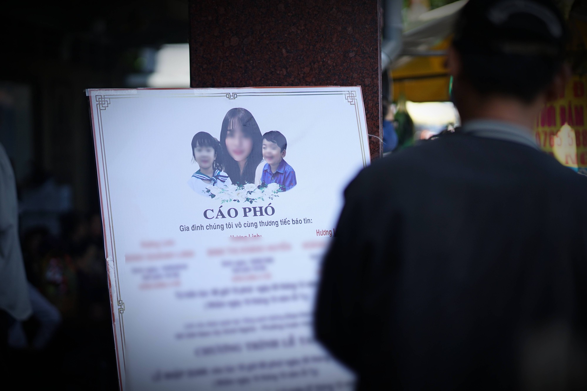 Tang lễ nghẹn lòng của 3 mẹ con vụ cháy quán bún ốc: Người thân quỵ ngã bên di ảnh- Ảnh 1. Tang lễ nghẹn lòng của 3 mẹ con vụ cháy quán bún ốc: Người thân quỵ ngã bên di ảnh- Ảnh 1.