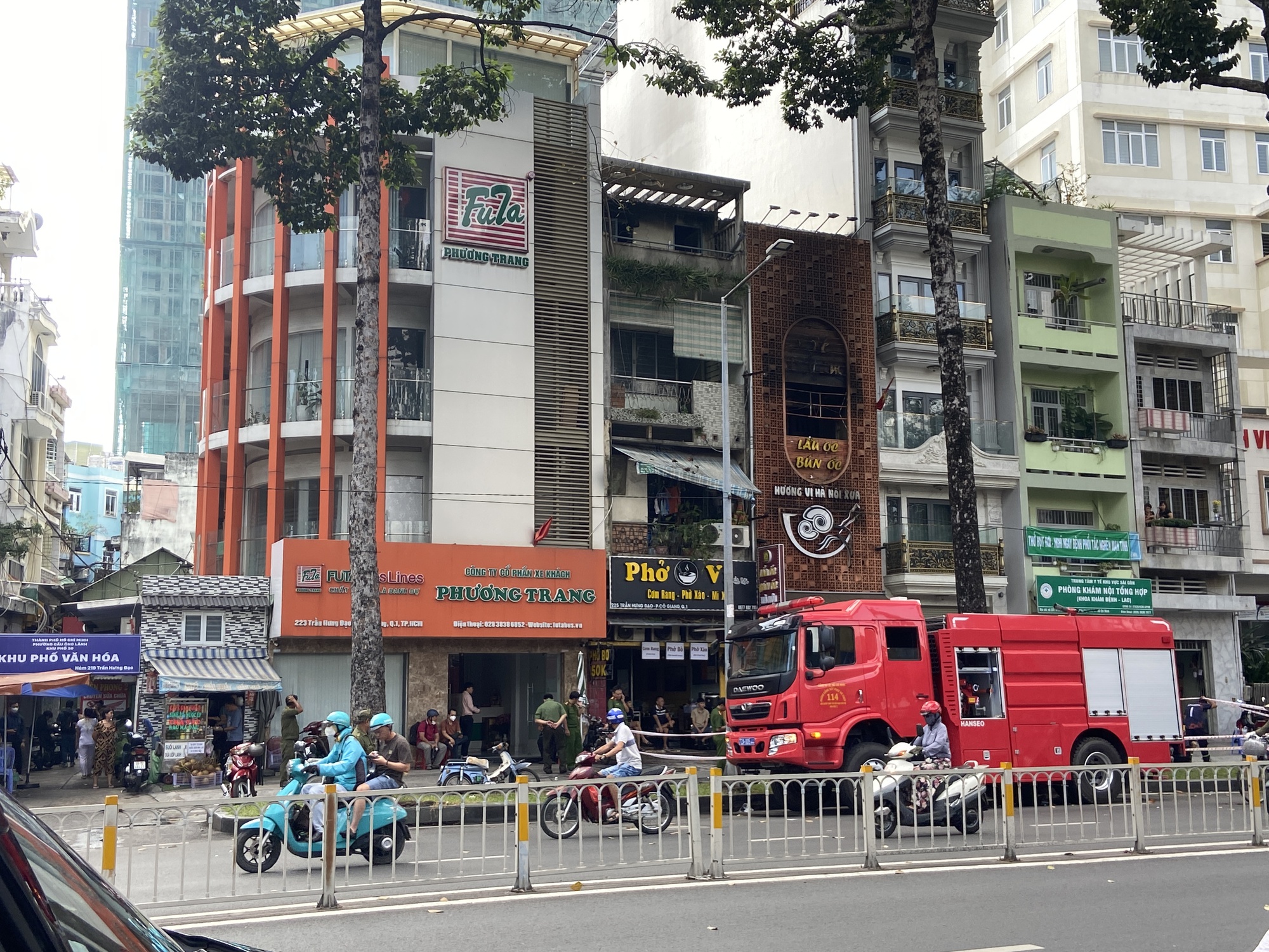 Tang lễ nghẹn lòng của 3 mẹ con vụ cháy quán bún ốc: Người thân quỵ ngã bên di ảnh- Ảnh 4. Tang lễ nghẹn lòng của 3 mẹ con vụ cháy quán bún ốc: Người thân quỵ ngã bên di ảnh- Ảnh 4.