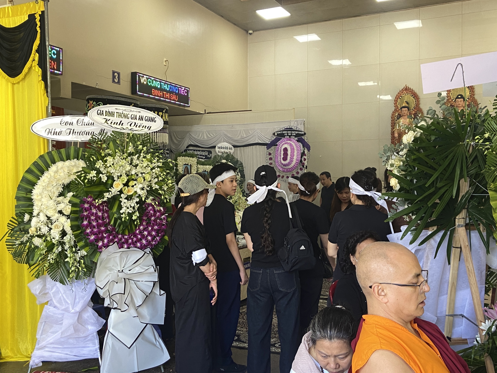 Tang lễ nghẹn lòng của 3 mẹ con vụ cháy quán bún ốc: Người thân quỵ ngã bên di ảnh- Ảnh 2. Tang lễ nghẹn lòng của 3 mẹ con vụ cháy quán bún ốc: Người thân quỵ ngã bên di ảnh- Ảnh 2.