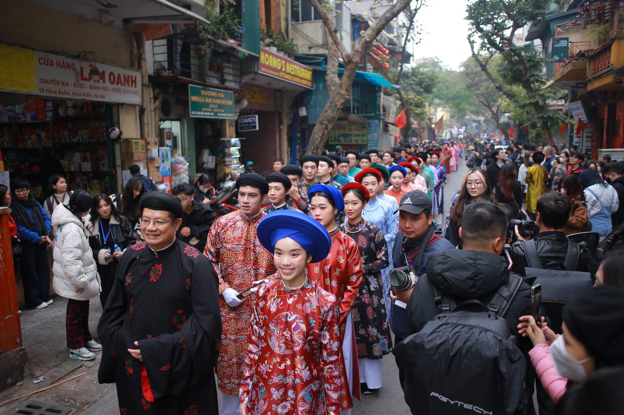 Cái bắt tay vì văn hóa việt từ sự kiện diễu hành cổ phục "Bách hoa hỷ sự"- Ảnh 1. Cái bắt tay vì văn hóa việt từ sự kiện diễu hành cổ phục "Bách hoa hỷ sự"- Ảnh 1.