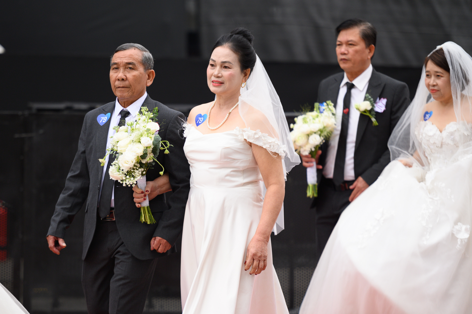 Hiếm có nhất Việt Nam: Con dâu và mẹ chồng mặc váy cưới cùng 1 ngày, hạnh phúc này "quá vuýp"- Ảnh 16.