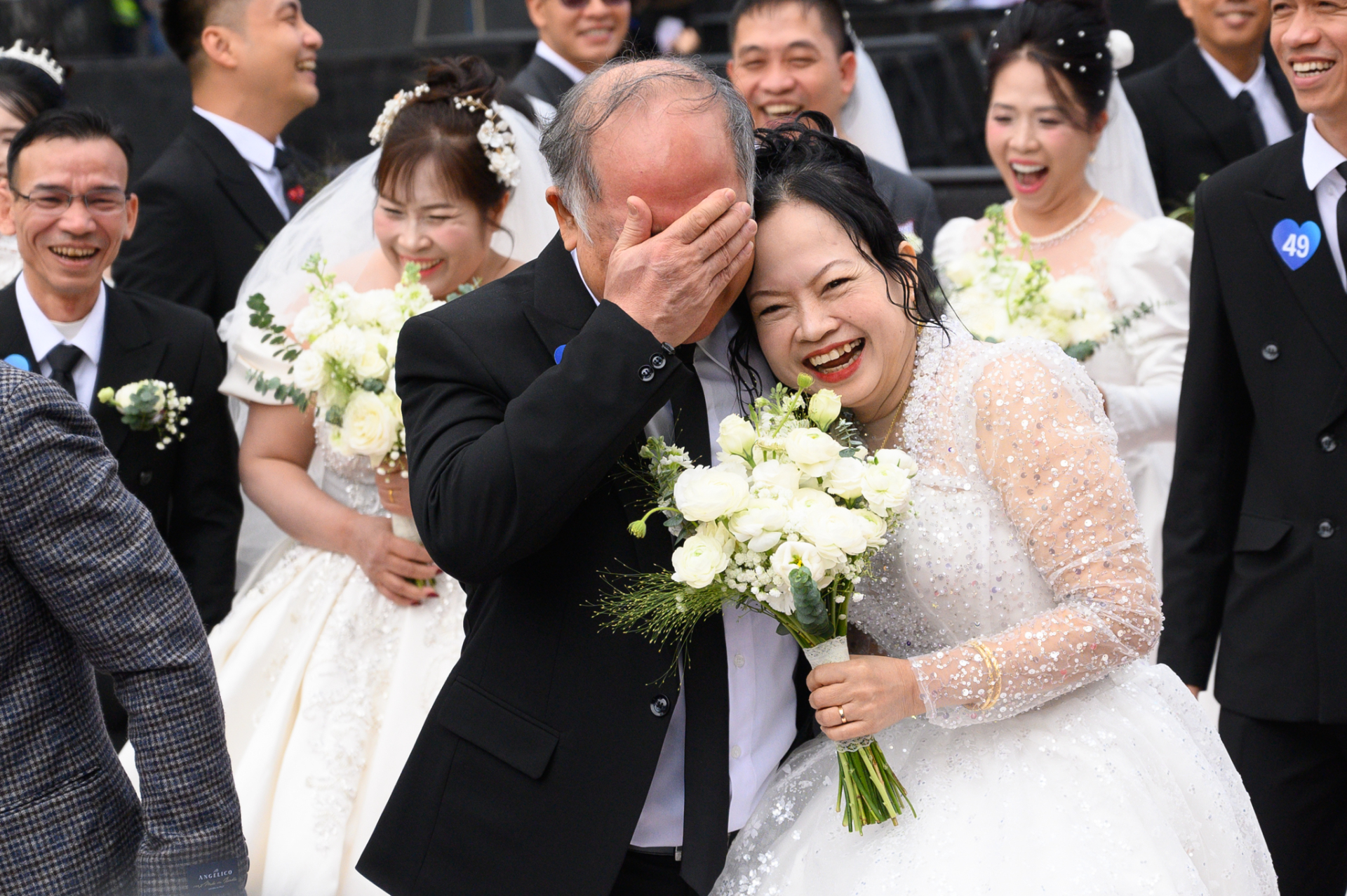 Hiếm có nhất Việt Nam: Con dâu và mẹ chồng mặc váy cưới cùng 1 ngày, hạnh phúc này "quá vuýp"- Ảnh 8.