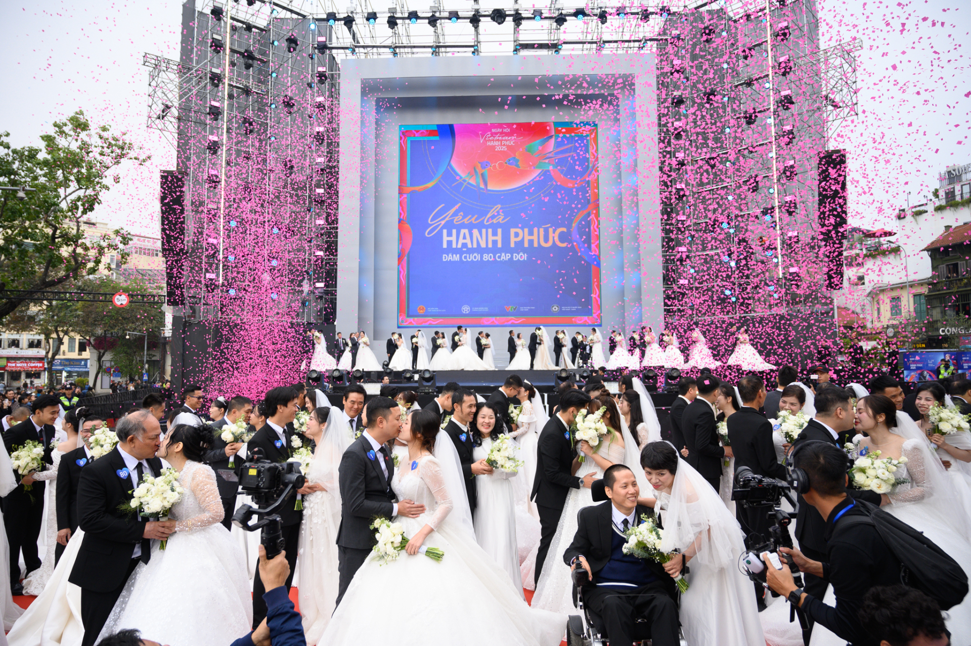 Hiếm có nhất Việt Nam: Con dâu và mẹ chồng mặc váy cưới cùng 1 ngày, hạnh phúc này "quá vuýp"- Ảnh 2.