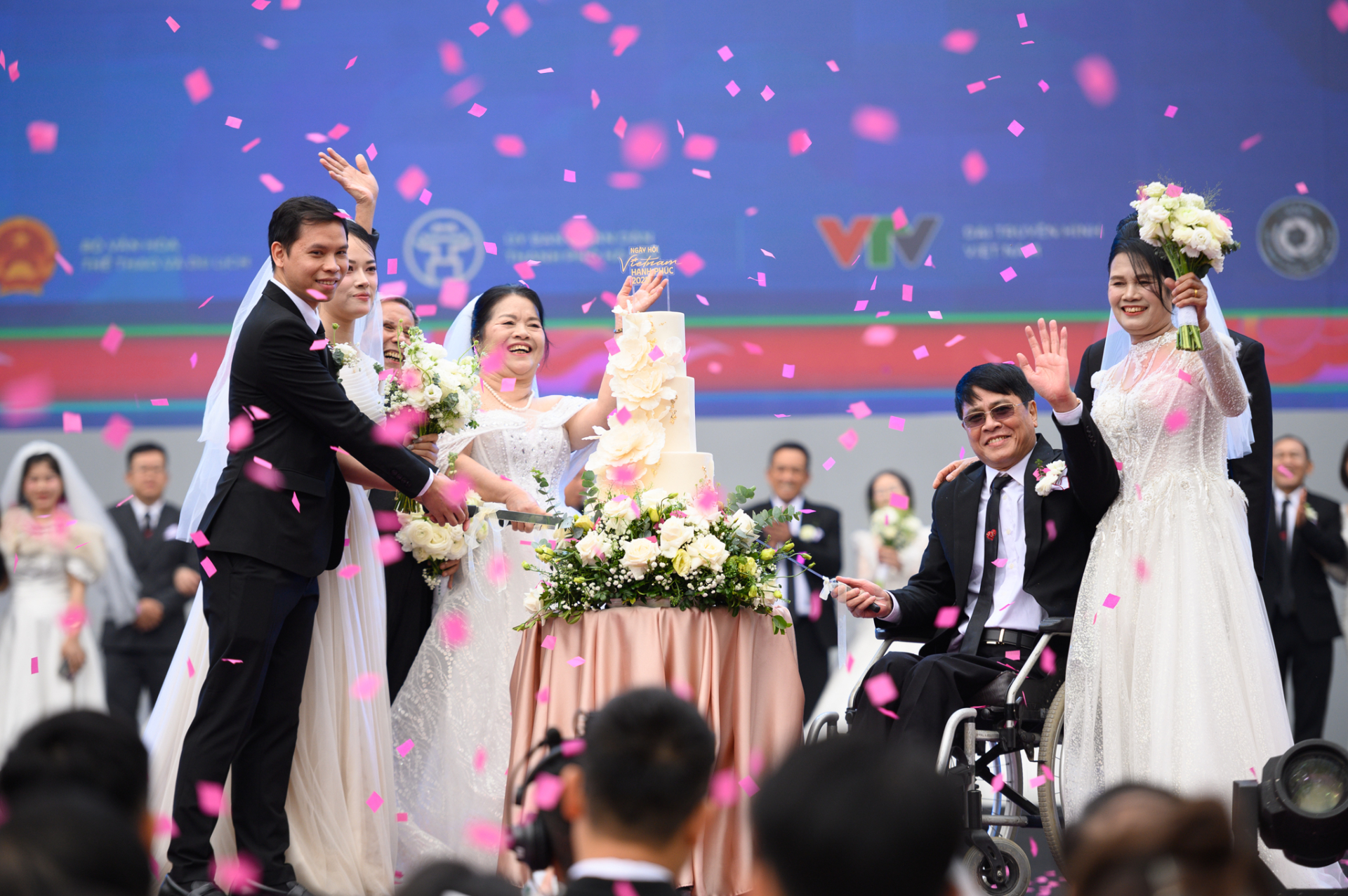 Hiếm có nhất Việt Nam: Con dâu và mẹ chồng mặc váy cưới cùng 1 ngày, hạnh phúc này "quá vuýp"- Ảnh 9.