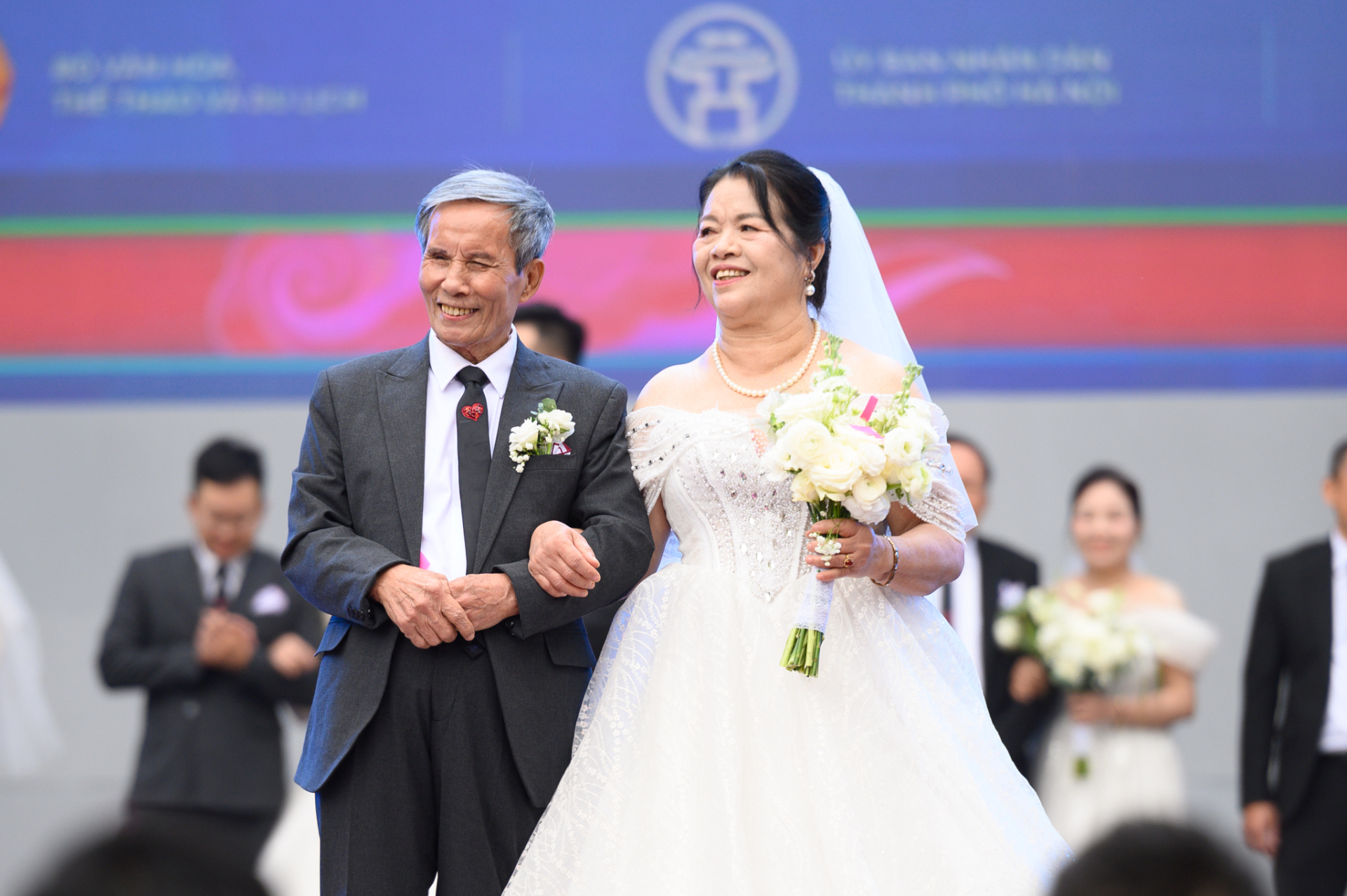 Hiếm có nhất Việt Nam: Con dâu và mẹ chồng mặc váy cưới cùng 1 ngày, hạnh phúc này "quá vuýp"- Ảnh 6.