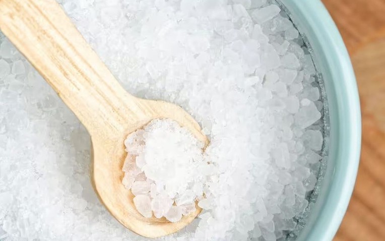 Vì sao nên để một đĩa muối cạnh cửa sổ mùa đông?- Ảnh 1.