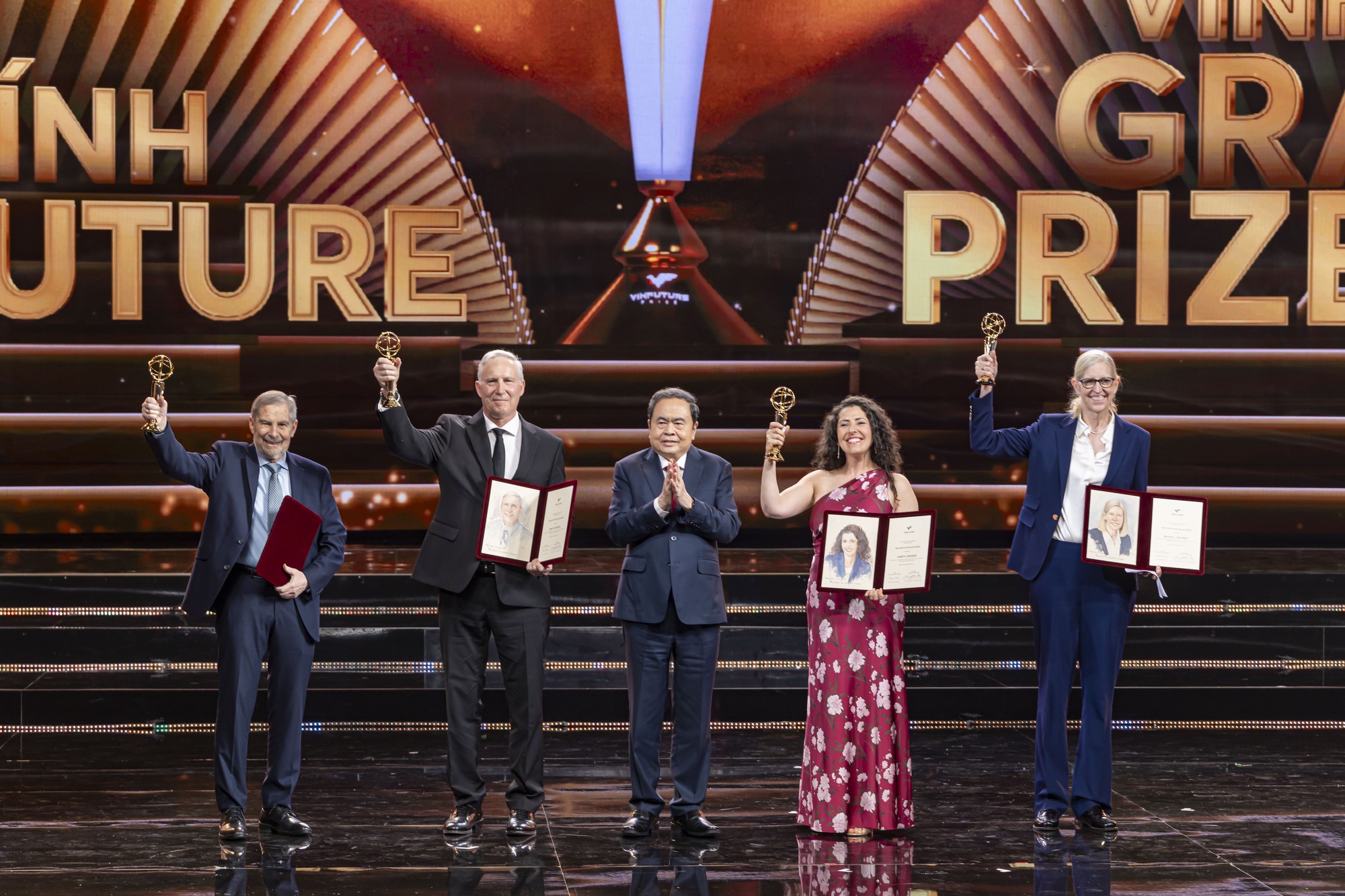 Gặp "cha đẻ" vaccine HPV - chủ nhân Giải thưởng 3 triệu đô của VinFuture 2025: 1 mũi tiêm giảm tới 90% nguy cơ ung thư, tại sao không chọn?- Ảnh 1.