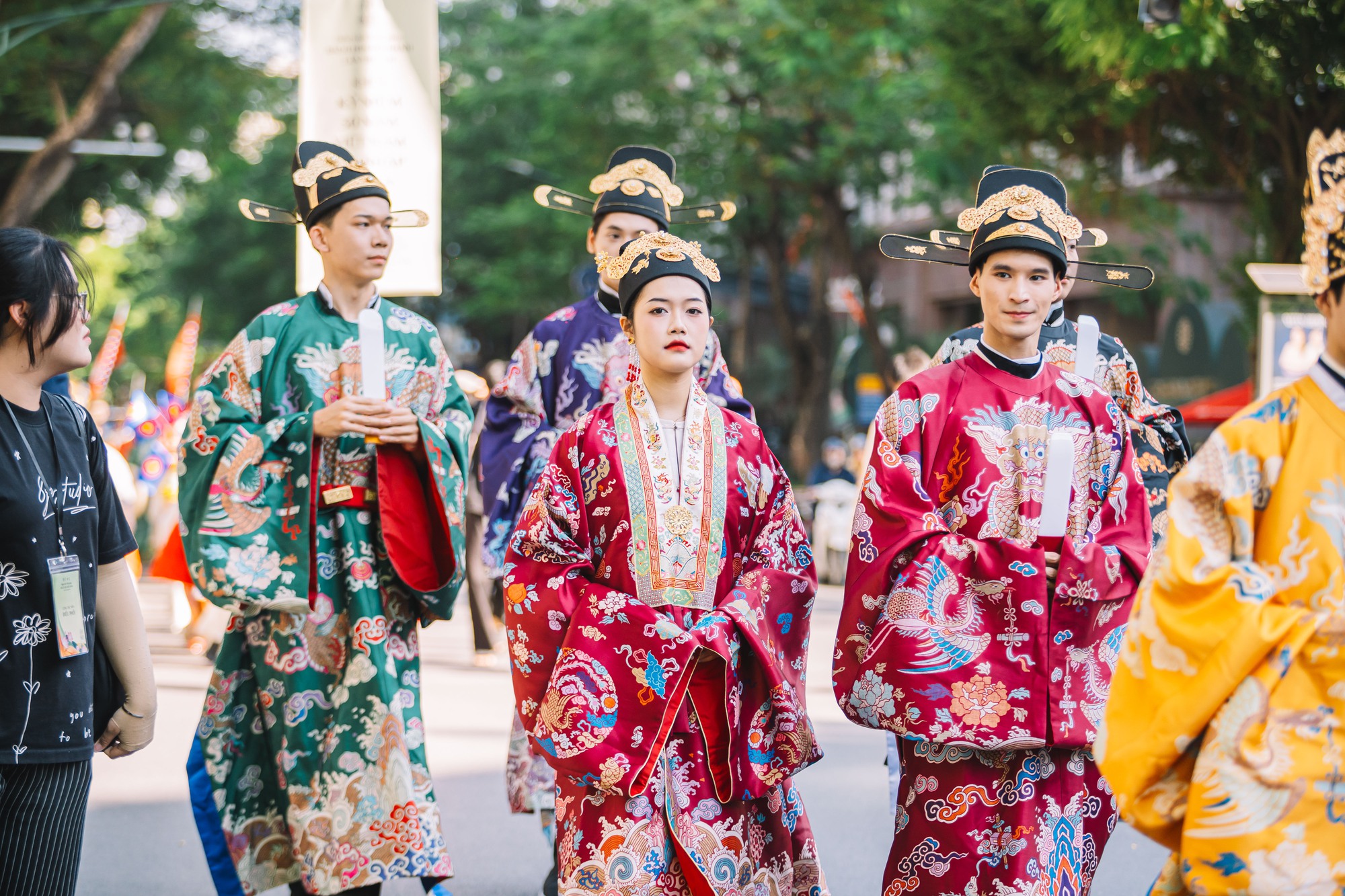 Cái bắt tay vì văn hóa việt từ sự kiện diễu hành cổ phục "Bách hoa hỷ sự"- Ảnh 2. Cái bắt tay vì văn hóa việt từ sự kiện diễu hành cổ phục "Bách hoa hỷ sự"- Ảnh 2.