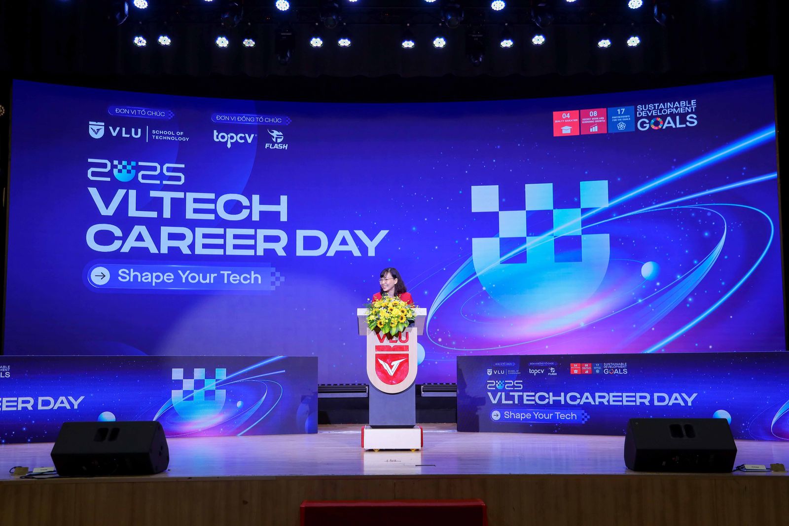 Sinh viên khám phá hàng ngàn cơ hội việc làm khối ngành công nghệ kỹ thuật tại VLTech Career Day 2025- Ảnh 1. Sinh viên khám phá hàng ngàn cơ hội việc làm khối ngành công nghệ kỹ thuật tại VLTech Career Day 2025- Ảnh 1.