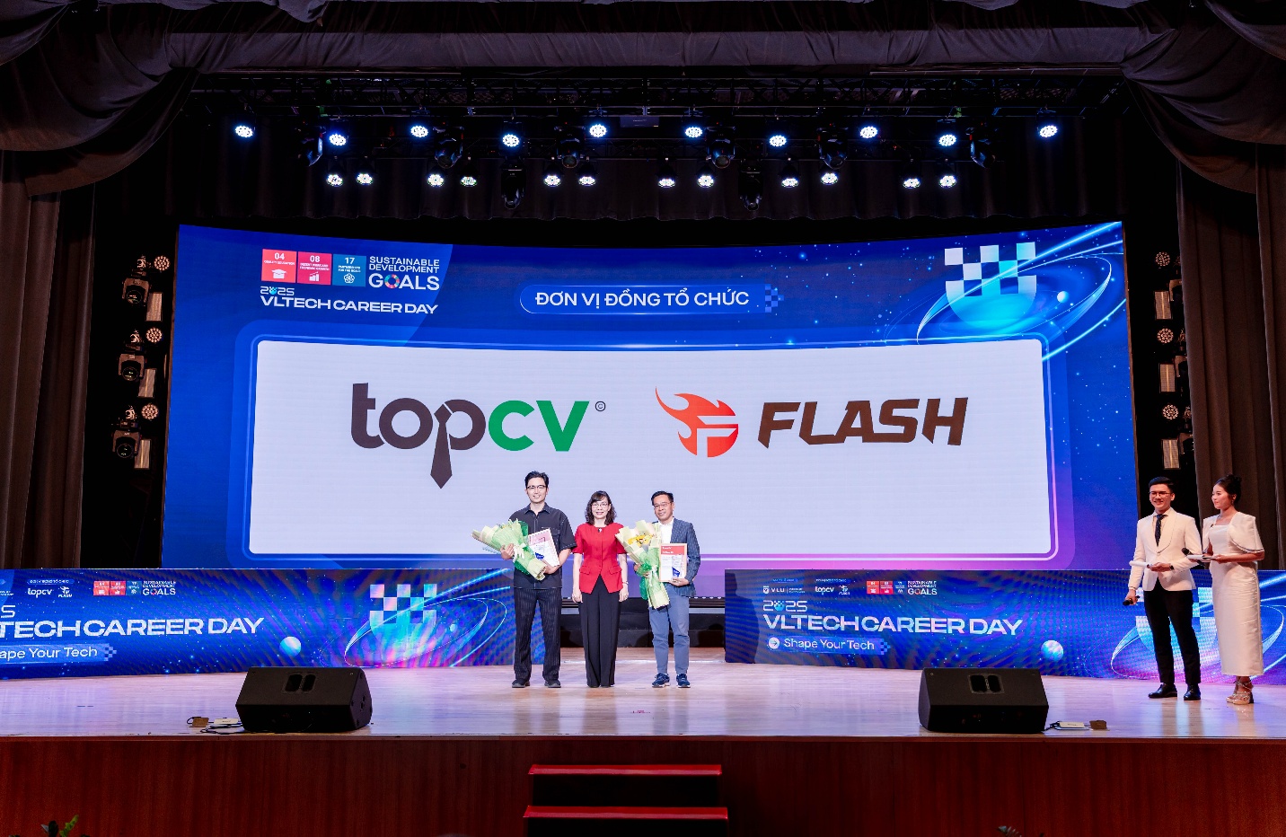 Sinh viên khám phá hàng ngàn cơ hội việc làm khối ngành công nghệ kỹ thuật tại VLTech Career Day 2025- Ảnh 2. Sinh viên khám phá hàng ngàn cơ hội việc làm khối ngành công nghệ kỹ thuật tại VLTech Career Day 2025- Ảnh 2.