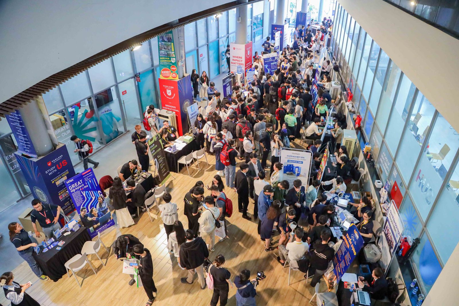 Sinh viên khám phá hàng ngàn cơ hội việc làm khối ngành công nghệ kỹ thuật tại VLTech Career Day 2025- Ảnh 4. Sinh viên khám phá hàng ngàn cơ hội việc làm khối ngành công nghệ kỹ thuật tại VLTech Career Day 2025- Ảnh 4.